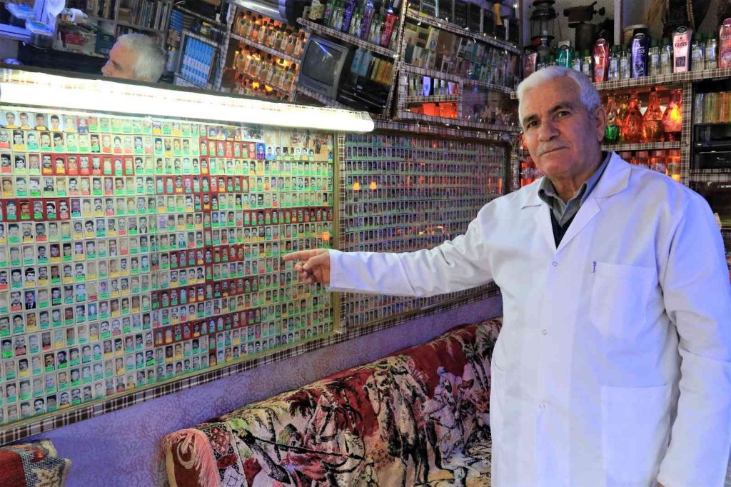 Kaybettikleri yakınlarını görmek için bu berbere uğruyorlar