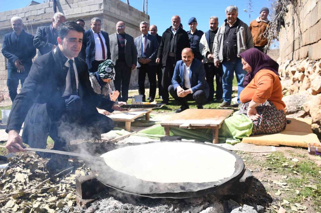 Kaymakam Sevgili, kadınlarla köy ekmeği pişirdi