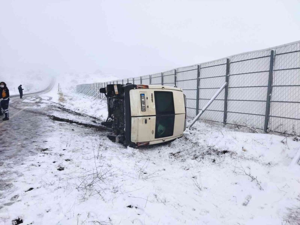 Kontrolden çıkan minibüs devrildi: 14 yaralı