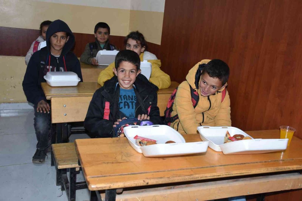 Köyde eğitim gören öğrencilere pizza sürprizi