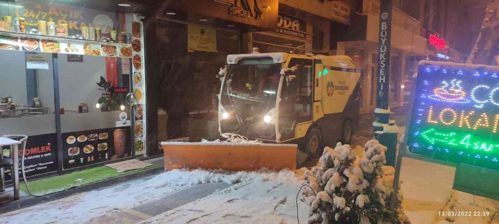 Malatya’da 80 mahallenin yolu kardan kapandı