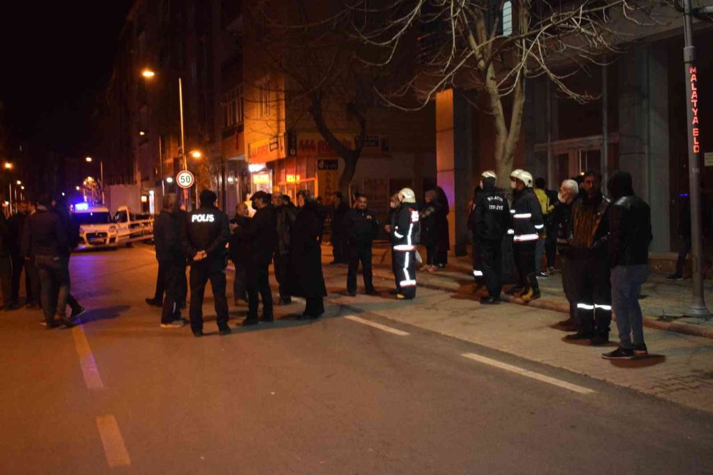 Malatya’da kolonlarında çatlama iddiasıyla bir apartman tahliye edildi