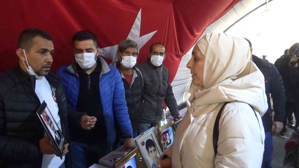 Mehmet Özhaseki’nin eşi, evlat nöbetindeki ailelerle bir araya geldi
