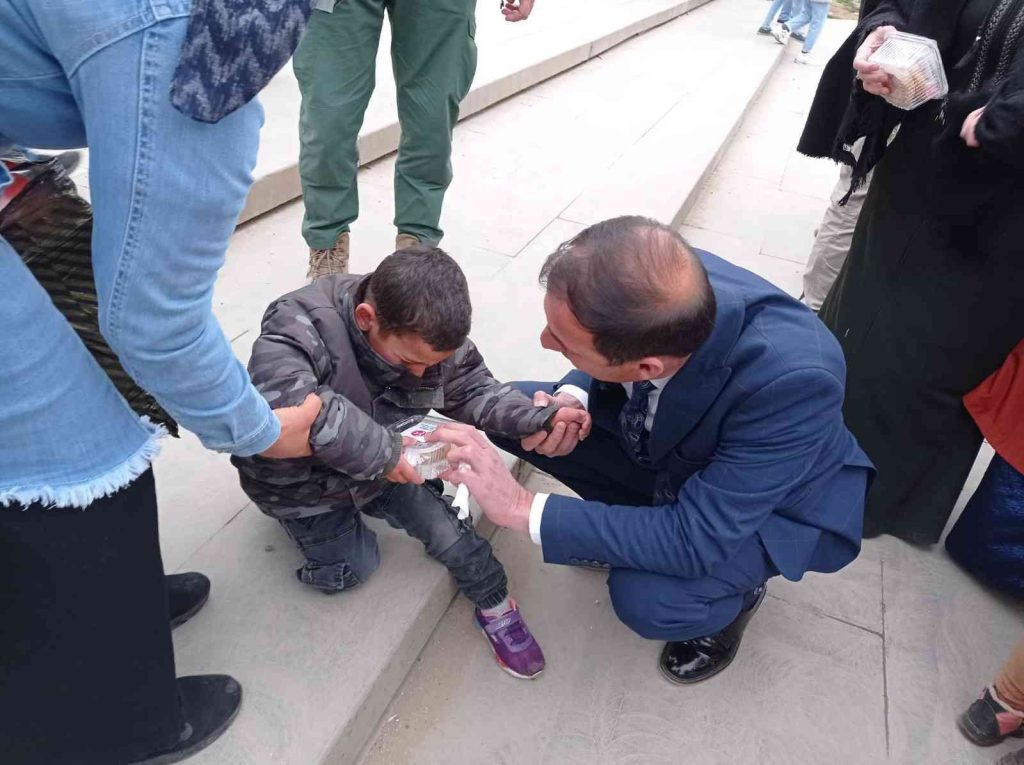 MHP Diyarbakır İl Başkanlığı vatandaşlara kandil simidi dağıttı