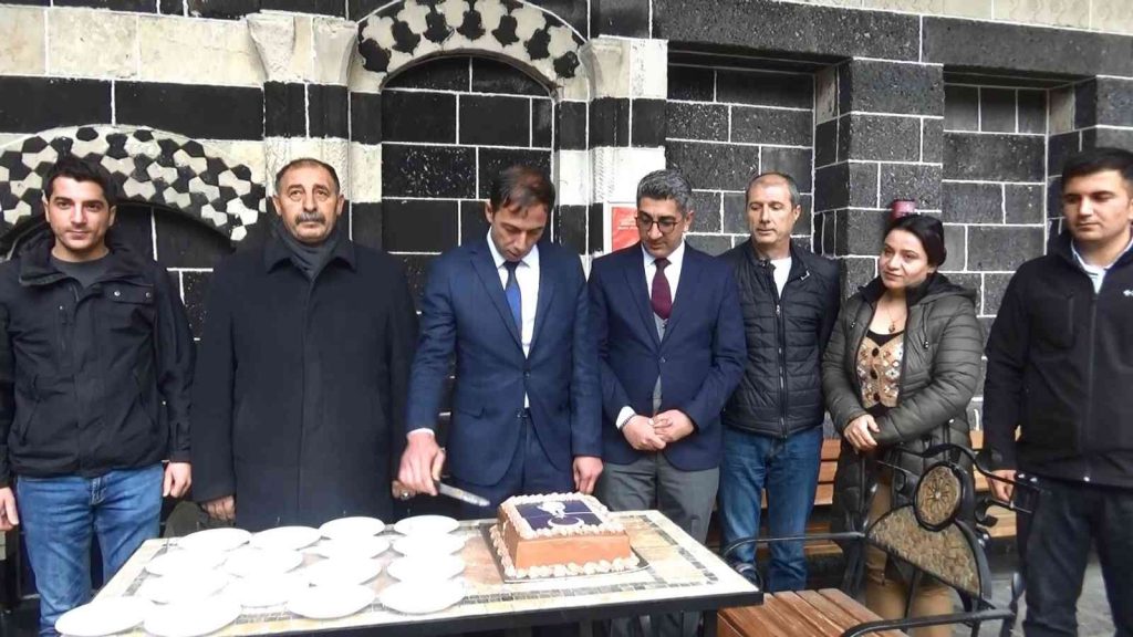 MHP Diyarbakır İl Teşkilatı, Ziya Gökalp’ın doğum gününü pasta keserek kutladı