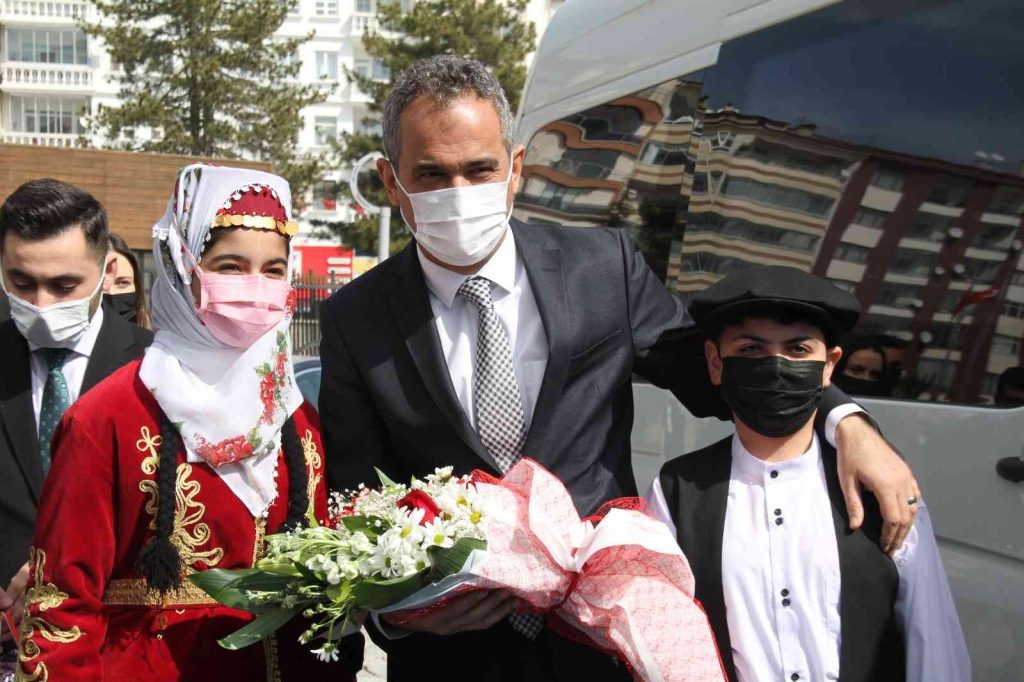 Milli Eğitim Bakanı Özer: “855 bin derslikte yüz yüze eğitime ara vermeden devam ediyoruz”