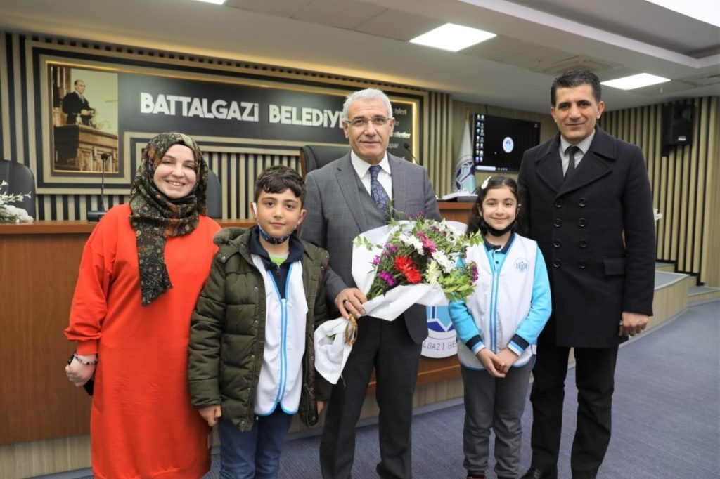 Minik öğrencilerden Başkan Güder’e soru yağmuru