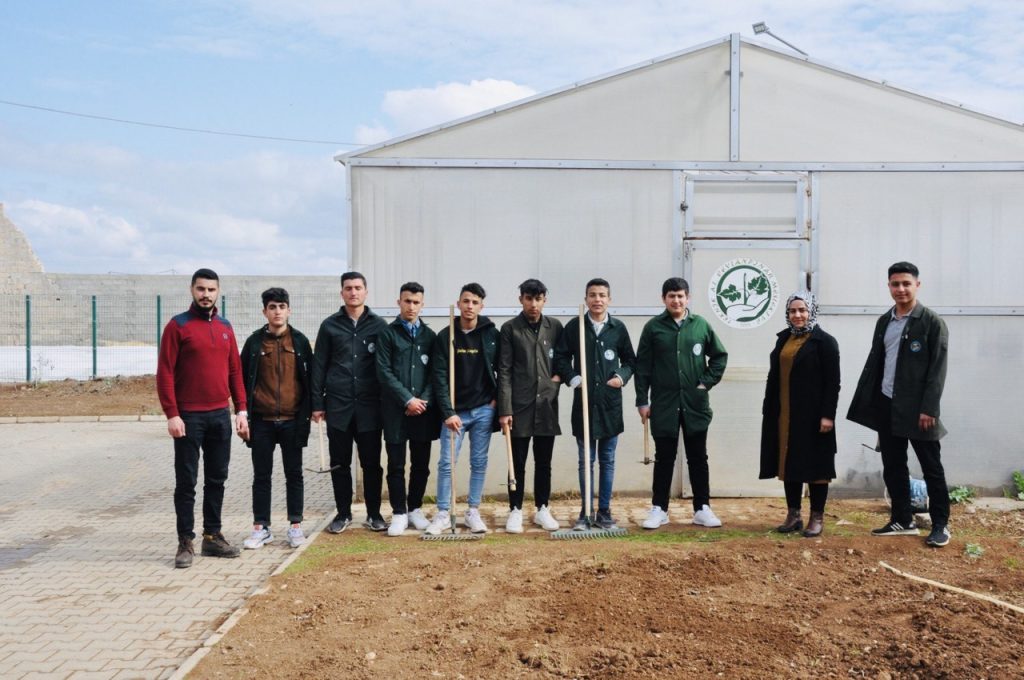 Öğrenciler hem öğreniyor hem de ekonomiye katkı sunuyor