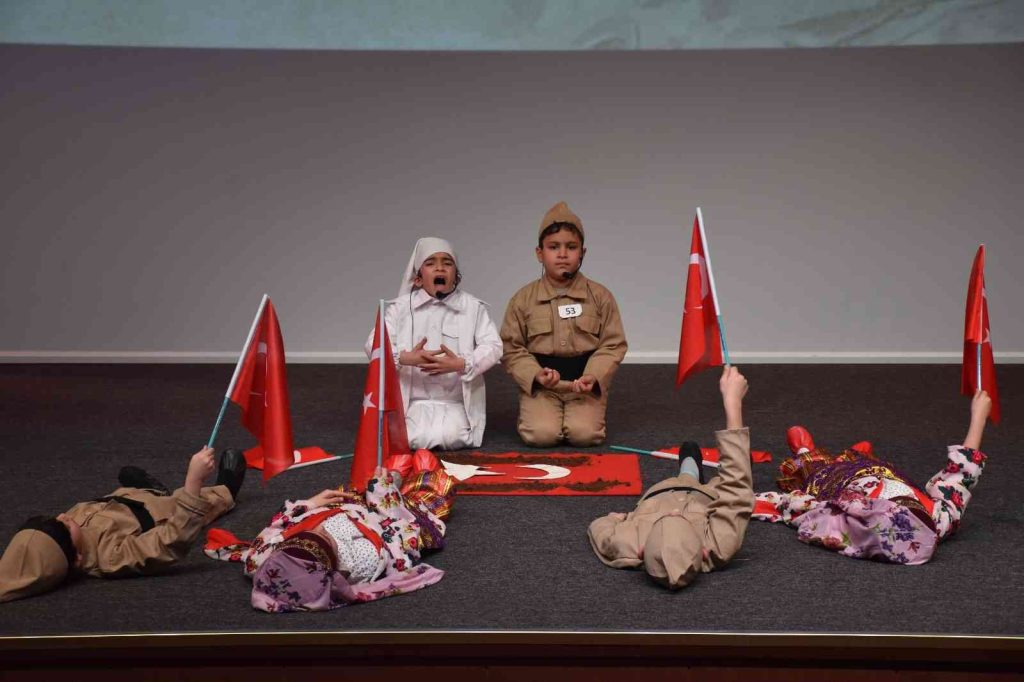 Öğrenciler İstiklal Marşını okumak için yarıştı