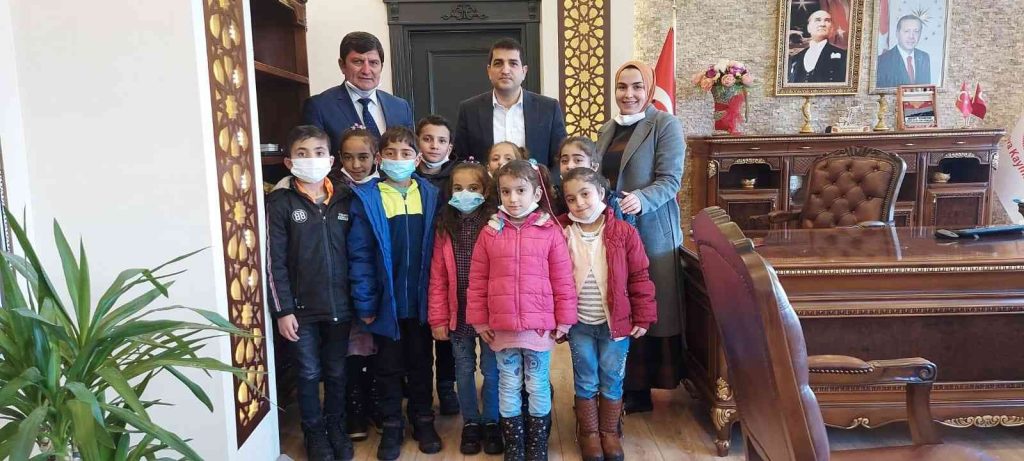 Öğrenciler, Karlıova Kaymakamını ziyaret etti