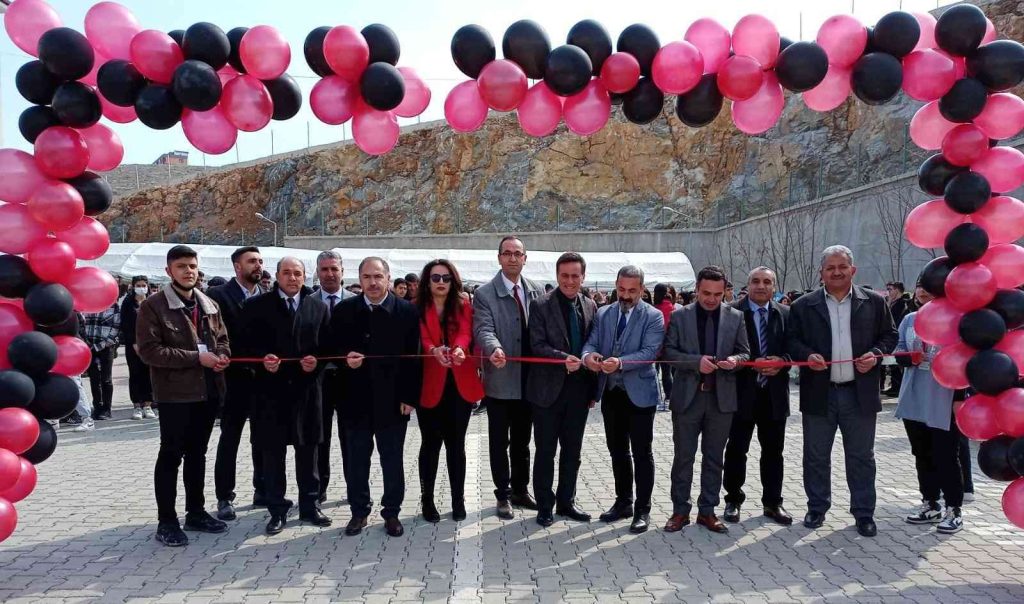 Öğrenciler projelerini bilim fuarında sergiledi