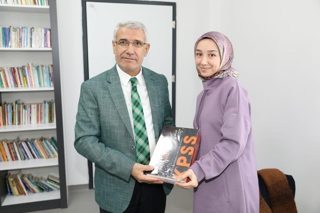 Öğrencilere eğitim seti hediyesi