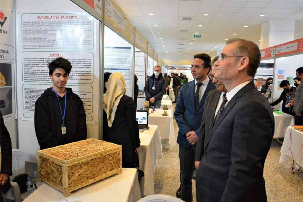 Öğrencilerin bilimsel projeleri sergilendi