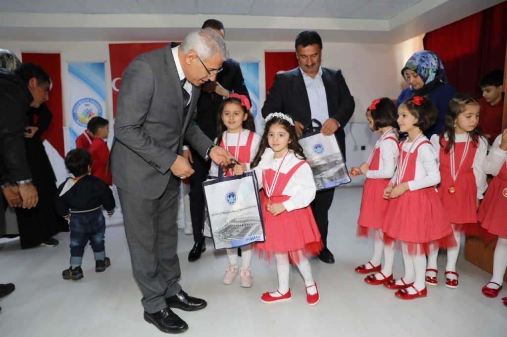 Öğrencilerin coşkulu gösterisi Başkan Güder’i duygulandırdı