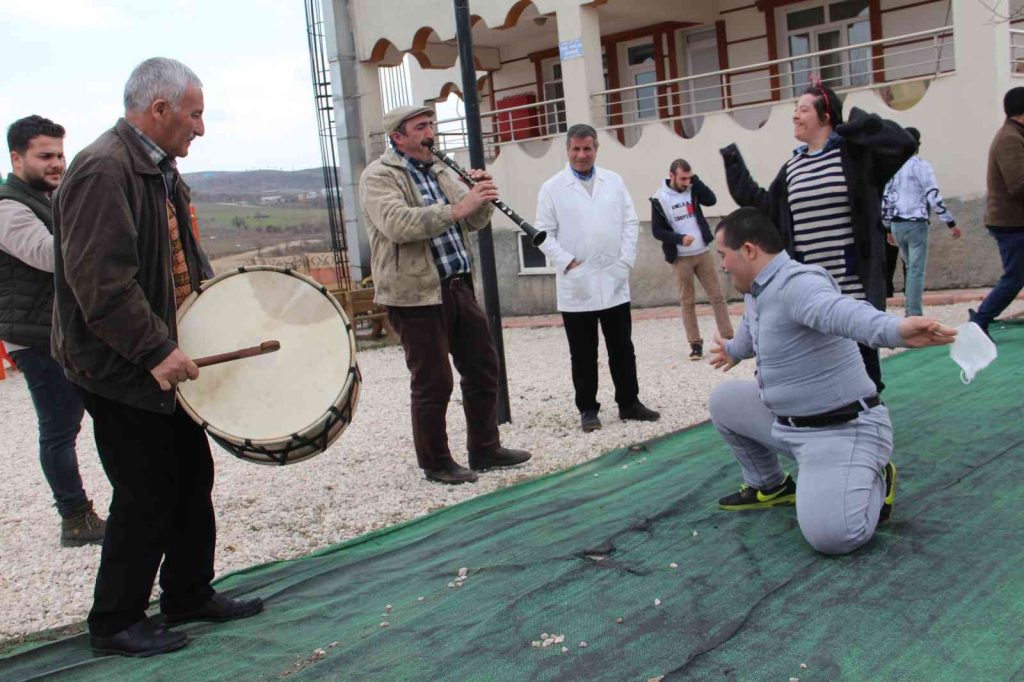 Okuma yazma öğrenen down sendromlu Mustafa’ya davullu klarnetli kutlama