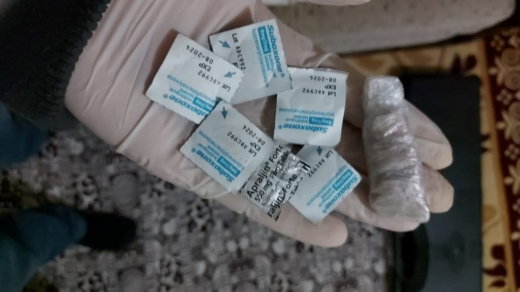 Pusuya yatan polis, zehir tacirlerini suçüstü yakaladı