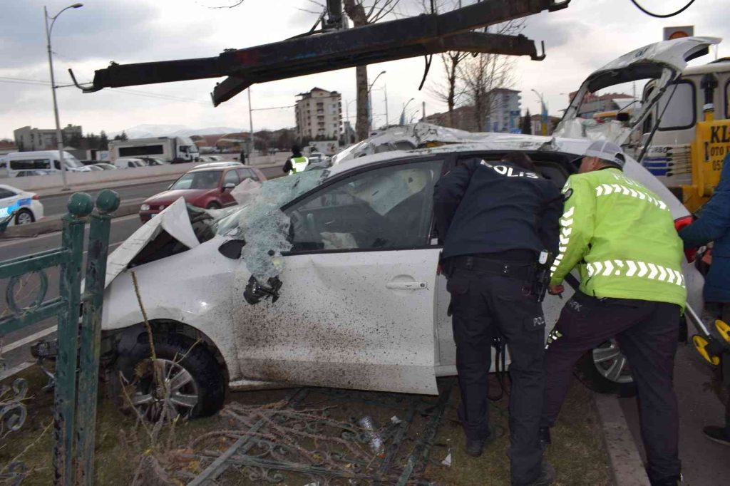 Refüje çarpan otomobil demir korkulukları yerinden söktü: 1’i ağır 3 yaralı