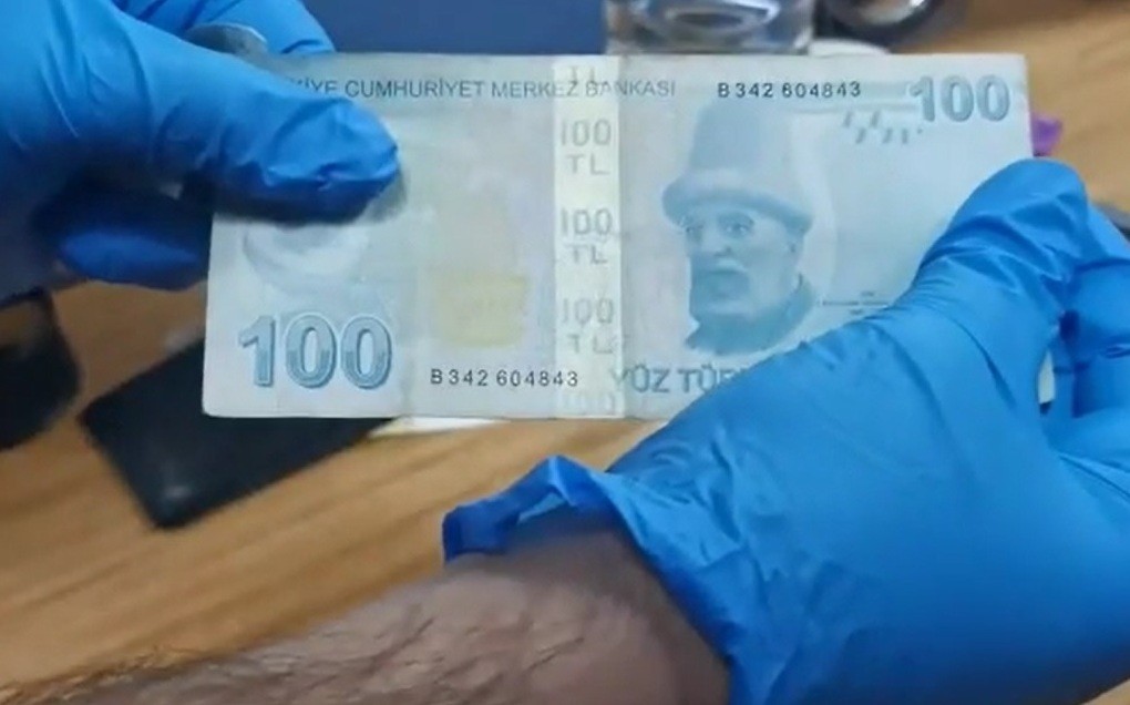 Rüşvetten gözaltına alınan tapu memurunun ceplerinden deste deste para çıktı