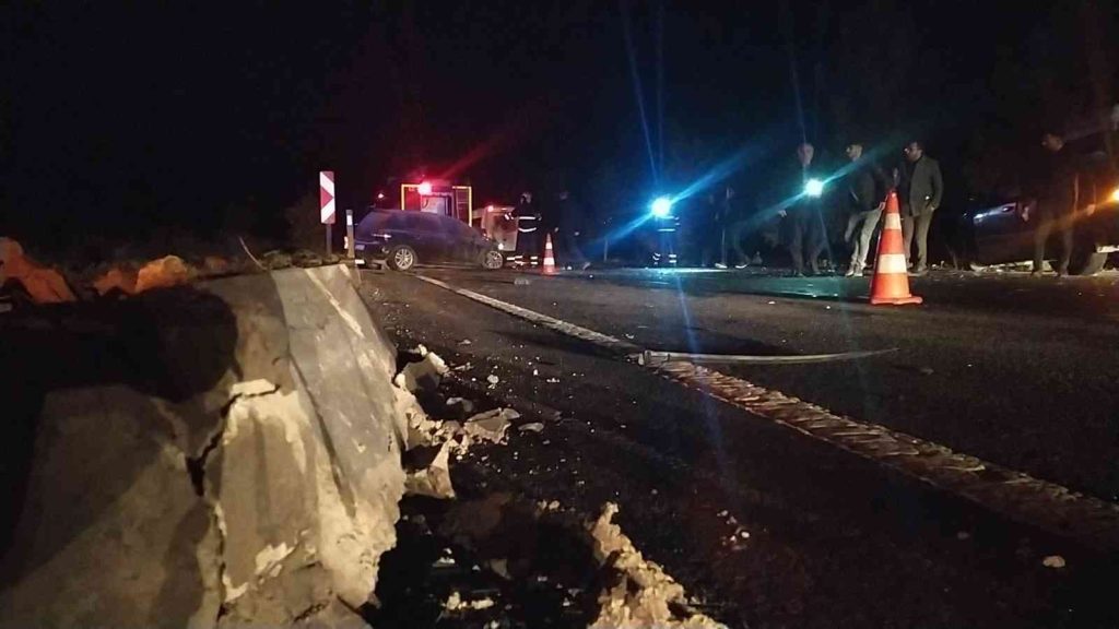 Şanlıurfa’da araçlar kafa kafaya çarpıştı: 4 yaralı