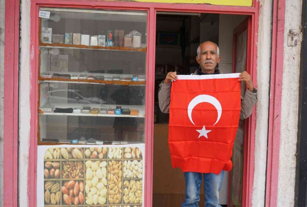 Şanlıurfa’da Çanakkale Şehitleri anısına bayrak dağıtıldı
