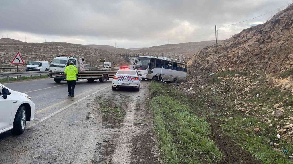 Şanlıurfa’da işçi servisi devrildi: 15 yaralı