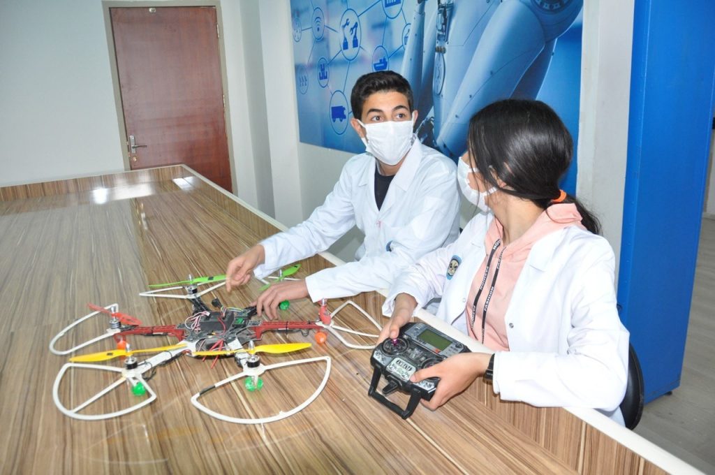 Şanlıurfa’da öğrenciler atık malzemelerden dron yaptı