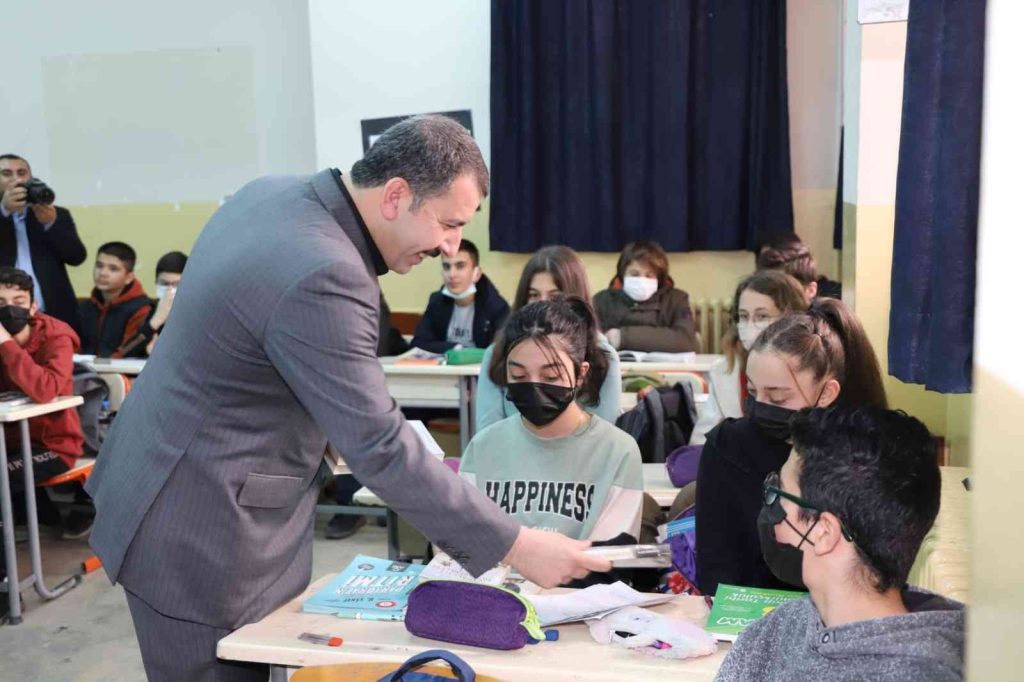 Şanlıurfa’da öğrencilere Çanakkale kitabı hediye edildi