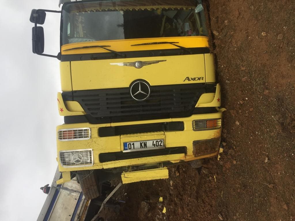 Şarampole devrilen tırın sürücüsü yaralandı