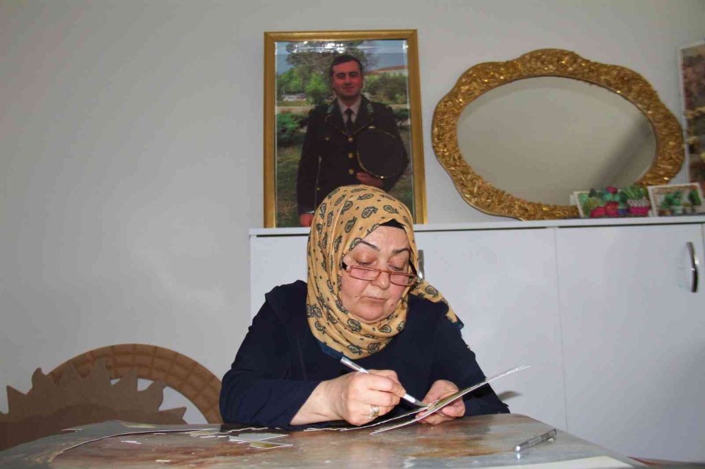 Şehit oğlunun fotoğrafını yapmak için rölyef sanatına başladı