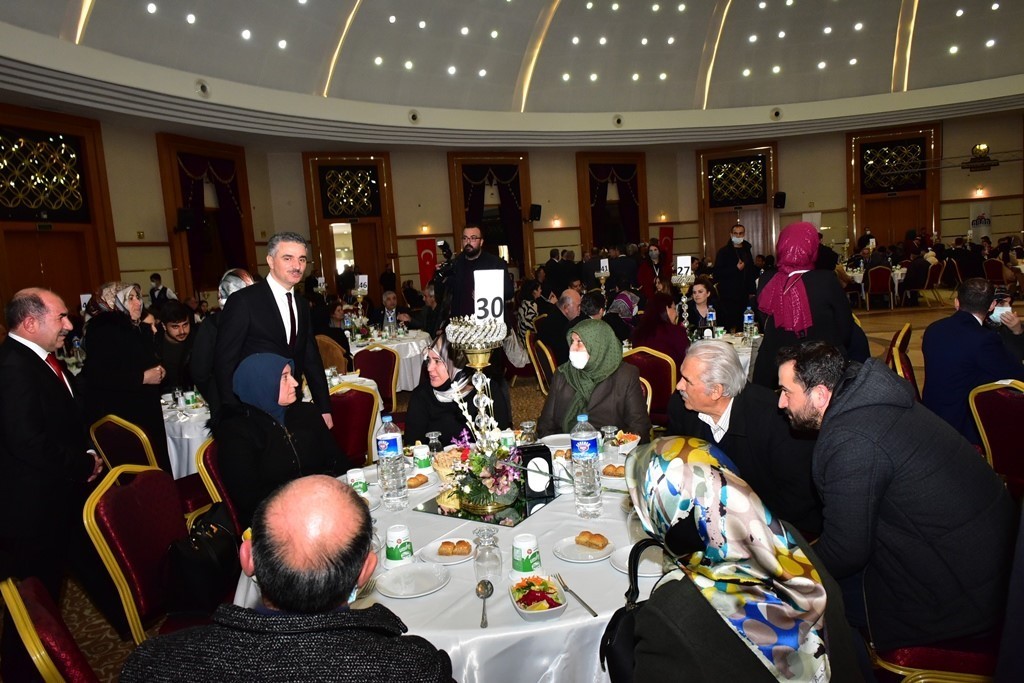 Şehit yakınları ve gaziler ile protokol üyeleri yemekte buluştu