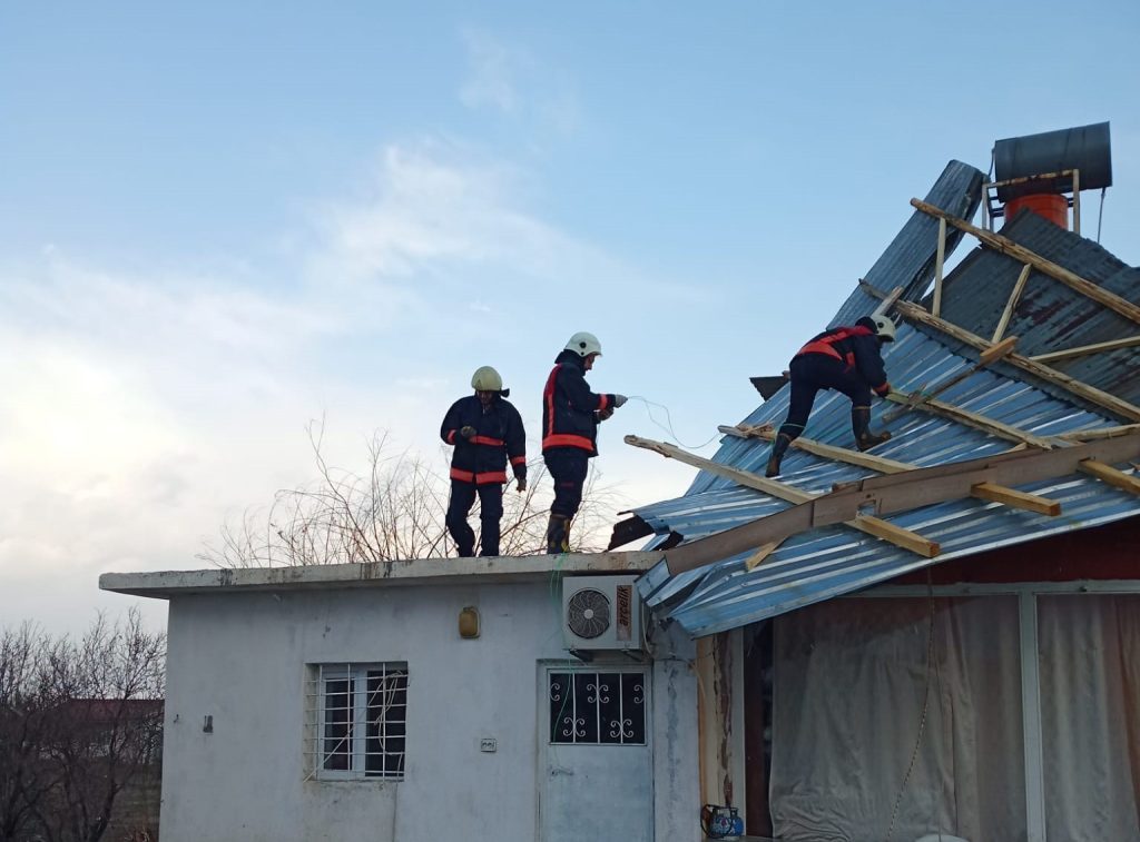 Şiddetli fırtına çatıyı uçurdu