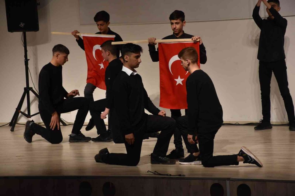 Siverek’te Çanakkale Zaferi programına katılanlara üzüm hoşafı dağıtıldı