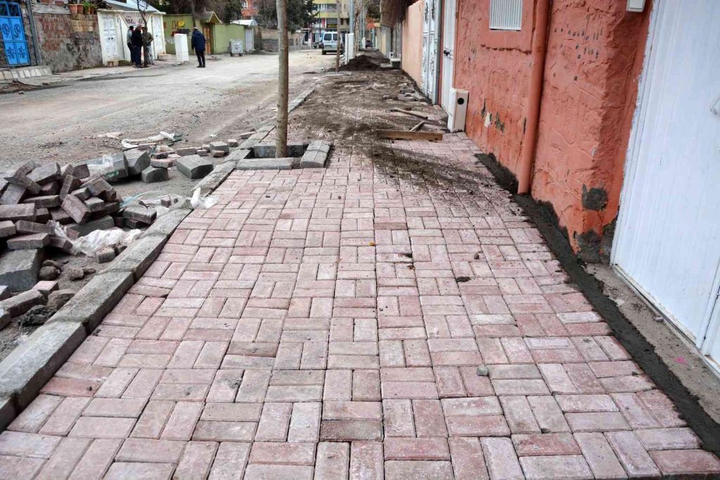 Siverek’te kaldırım yenileme çalışmaları devam ediyor