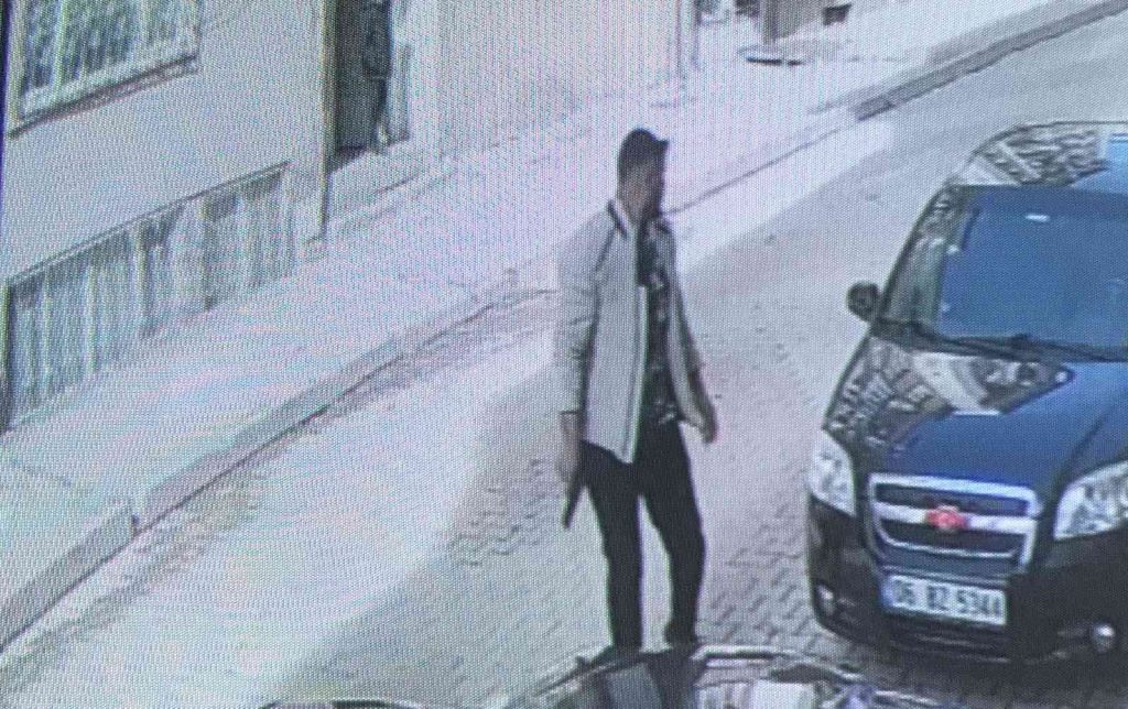 Sokak ortasında kurusıkı tabancanın dipçiğiyle 2 kardeşi darp etti, o anlar kameralara yansıdı