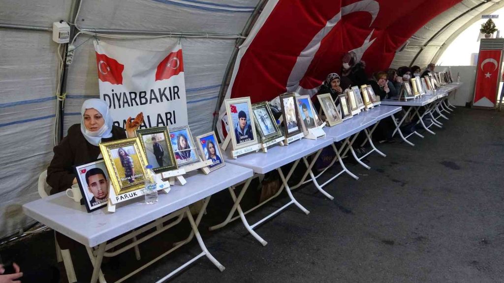 Terör mağduru aileler 928 gündür Diyarbakır’da evlatlarının yolunu gözlüyor