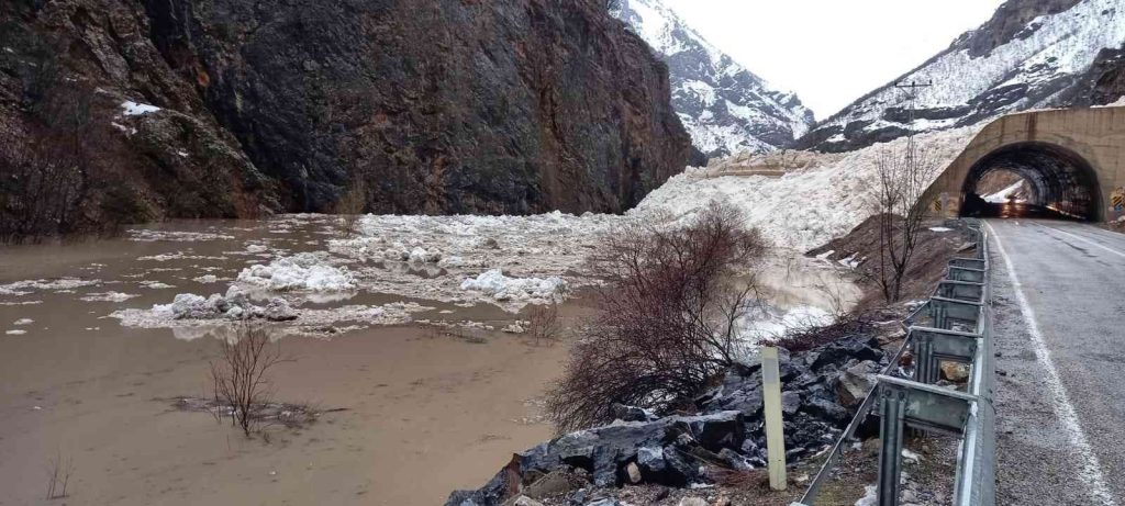 Tunceli-Erzincan karayolunda çığ düştü