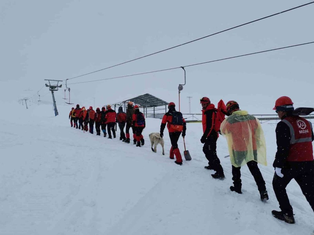 Tunceli’de gerçeği aratmayan çığda arama kurtarma tatbikatı