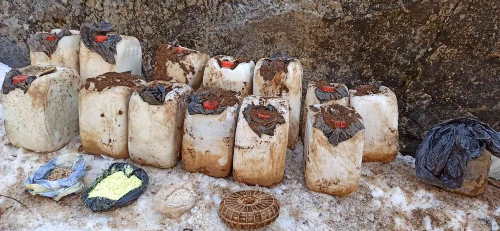 Tunceli’de teröristlerin inlerine girildi