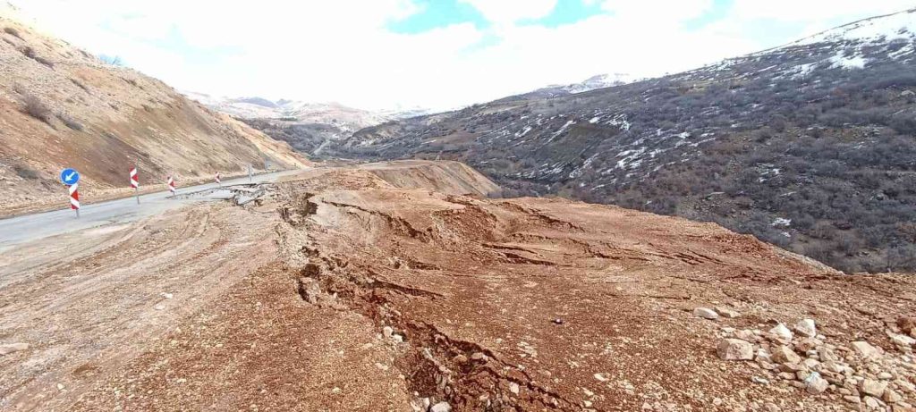 Tunceli’de yağış nedeniyle yol çöktü