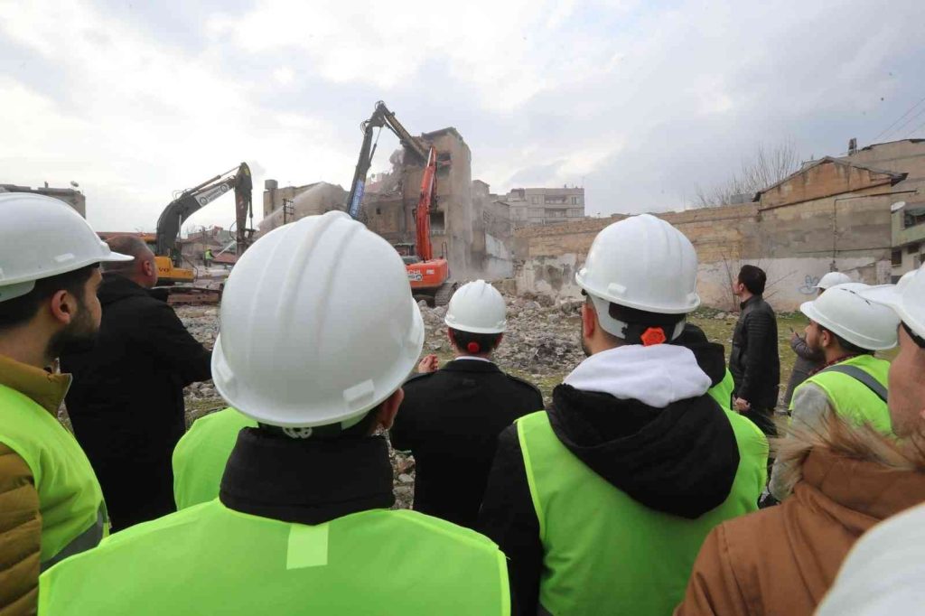 Üniversite öğrencileriyle birlikte yıkım çalışmalarını inceledi