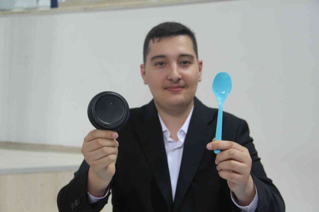 Üniversite öğrencisi doğada çözünerek bitkiye dönüşen plastik üretti