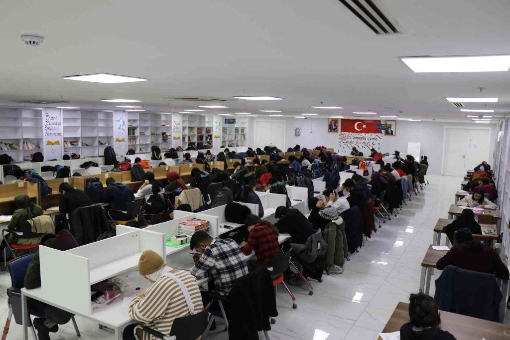 Üniversiteye hazırlanan gençler ücretsiz TYT sınavında ter döktü