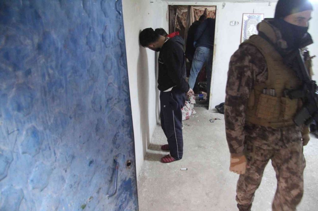 Uyuşturucu operasyonunda annesinin Ankara’da dediği zanlı yan evde çıktı