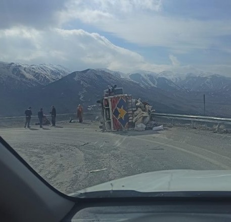 Virajı alamayan kamyon devrildi: 1 yaralı