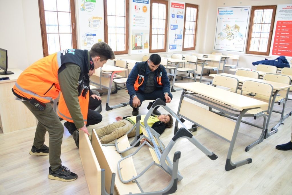 Yeşilyurt’ta gerçeği aratmayan deprem tatbikatı