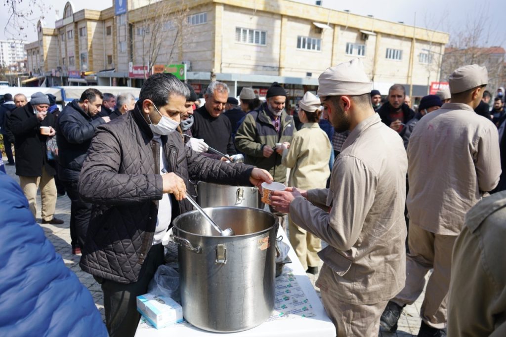 Yeşilyurt’ta hoşaf ve arpa ekmek dağıtıldı