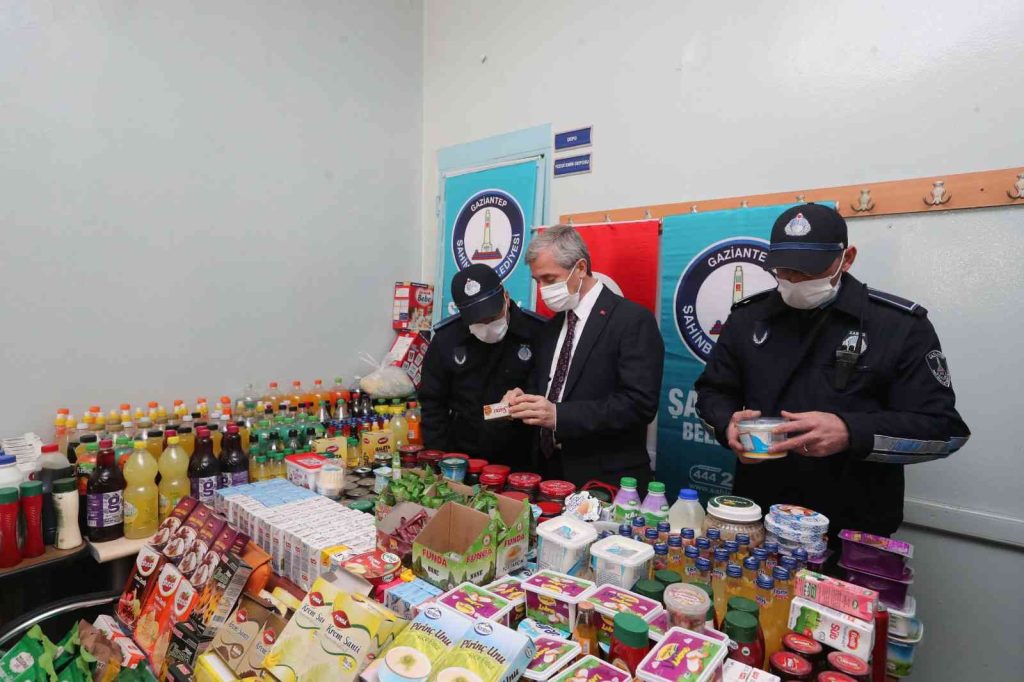 Zabıtalar KDV denetimi yaparken tarihi geçmiş binlerce ürün ele geçirdi