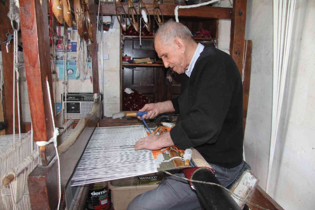 100 yıllık tezgahta dokuduğu kilimleri yurt dışına ihraç ediyor