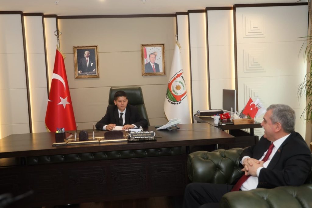 23 Nisan’da minik Yusuf belediye başkanı oldu