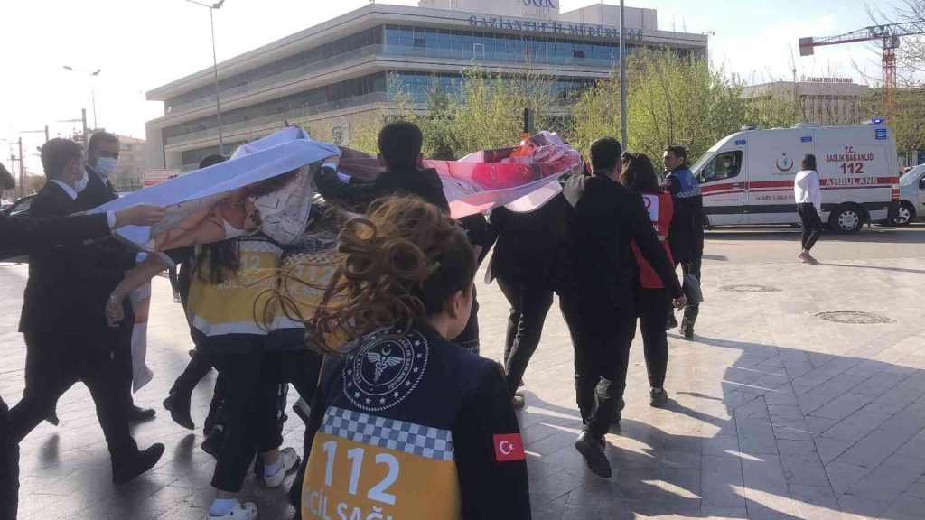 AVM’nin 3. katından düşen hamile kadın hayatını kaybetti
